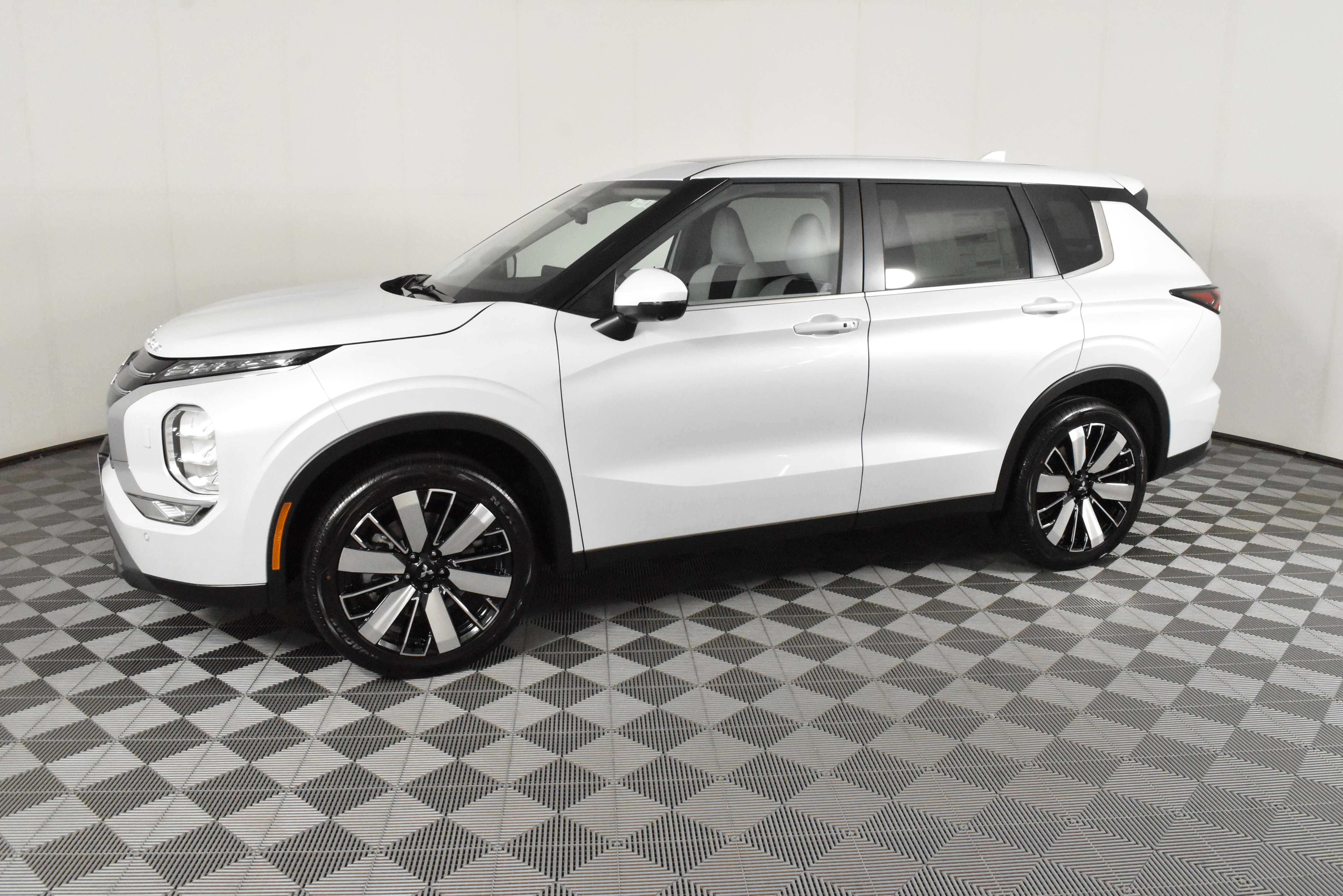 New 2025 Mitsubishi Outlander SE image 9