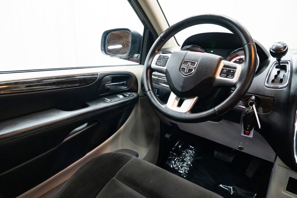 Used 2016 Dodge Grand Caravan American Value Package w/ UConnect Hands-Free Group FWD image 11