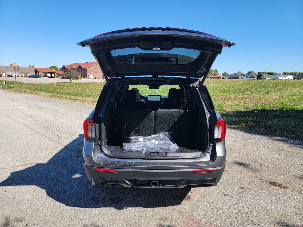 New 2026 Ford Explorer ST-Line w/ ST-Line Street Pack image 13