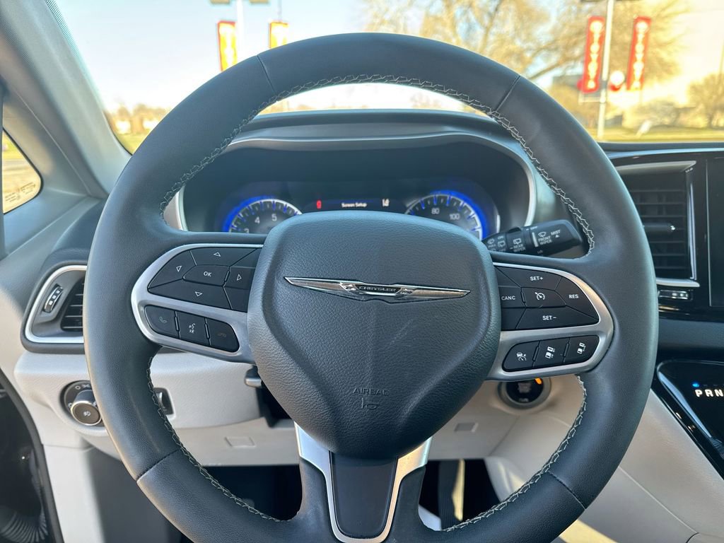 Used 2023 Chrysler Pacifica Touring-L image 16