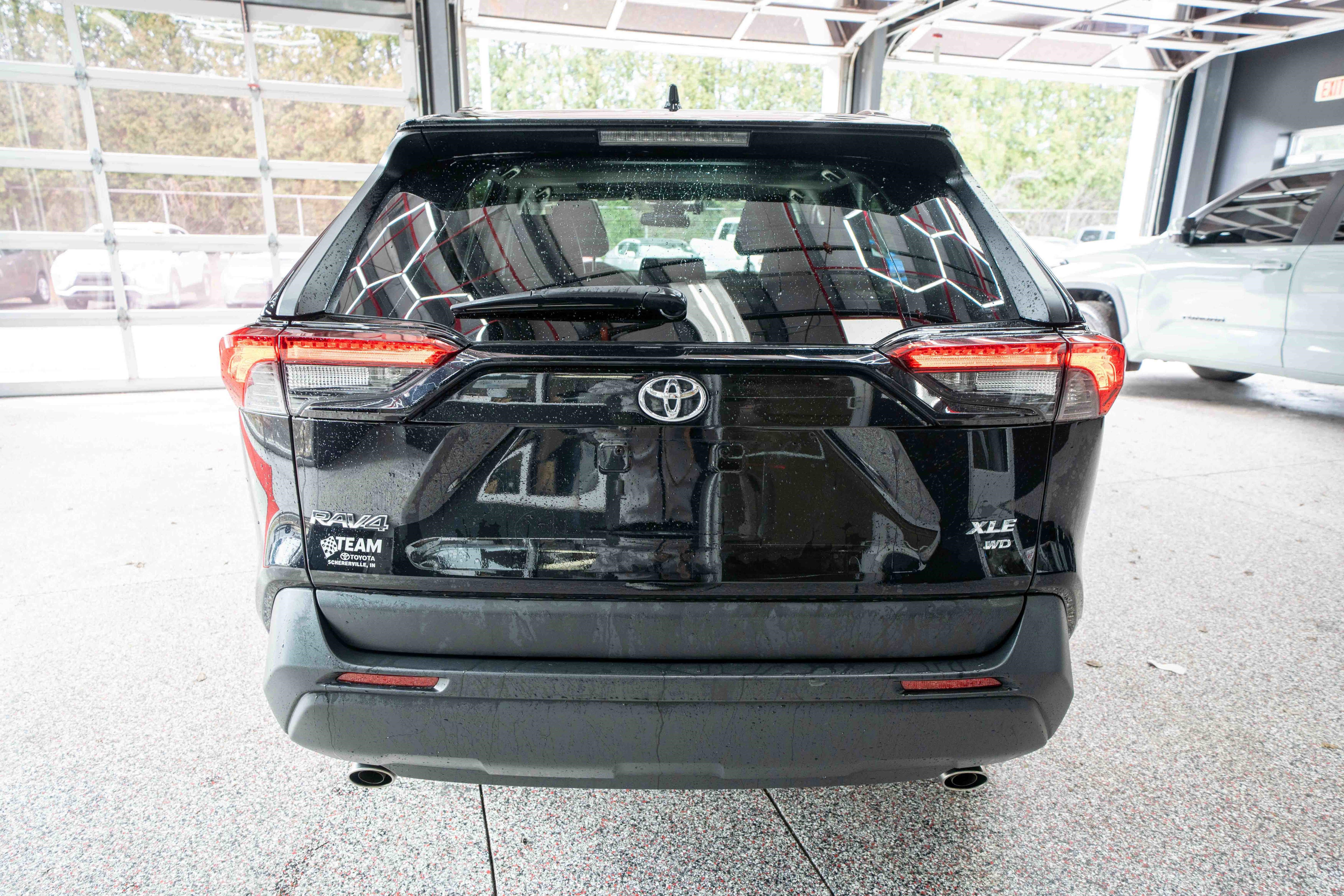 Used 2021 Toyota RAV4 XLE Premium image 3