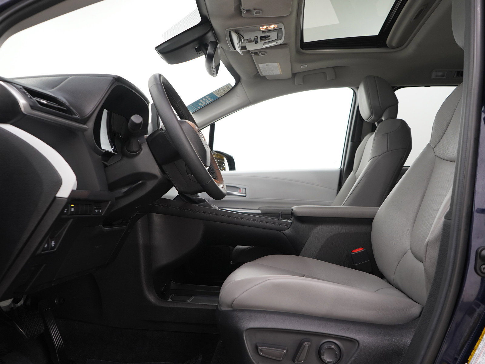 Used 2025 Toyota Sienna XLE AWD/4WD image 19