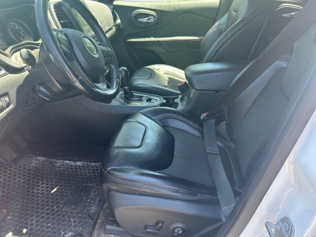 Used 2019 Jeep Cherokee Trailhawk w/ Cold Weather Group AWD/4WD image 12