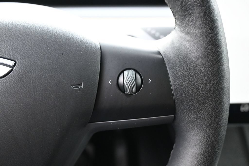 Used 2024 Tesla Model Y 2WD image 10