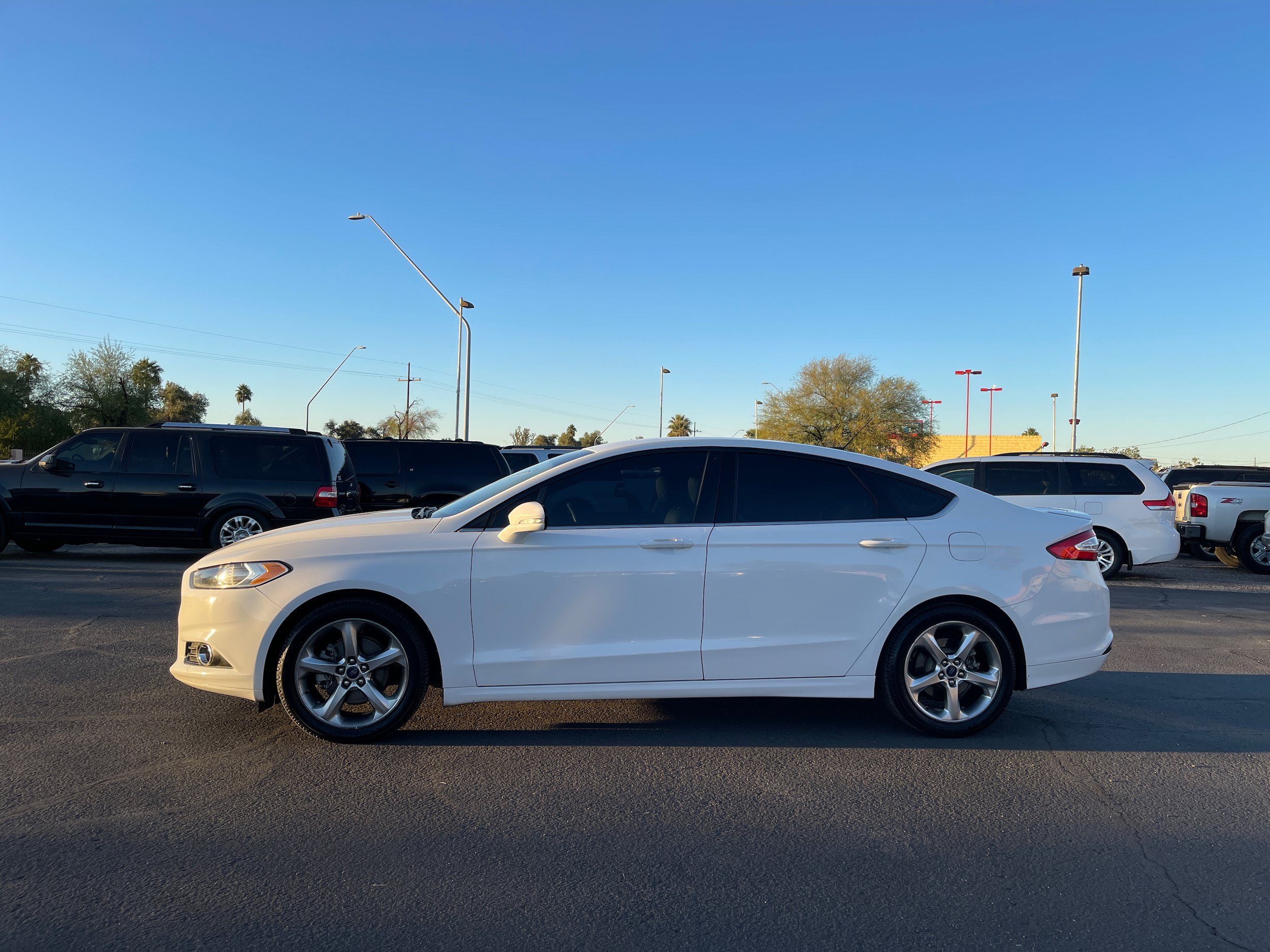 Used 2013 Ford Fusion SE FWD image 2
