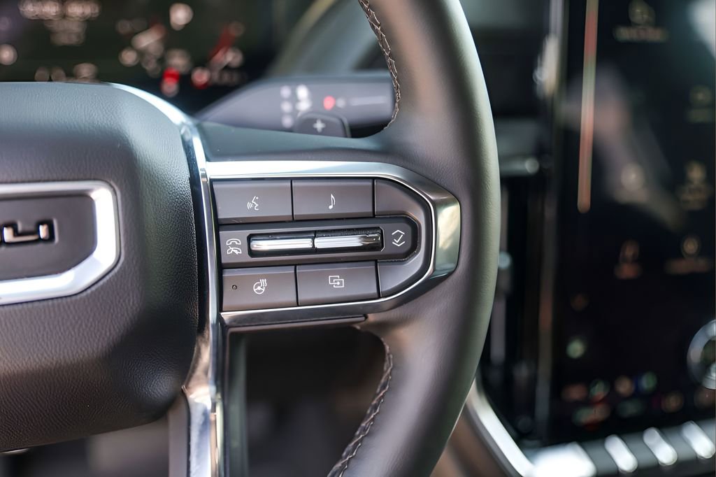 Used 2025 GMC Yukon XL Denali AWD/4WD image 13
