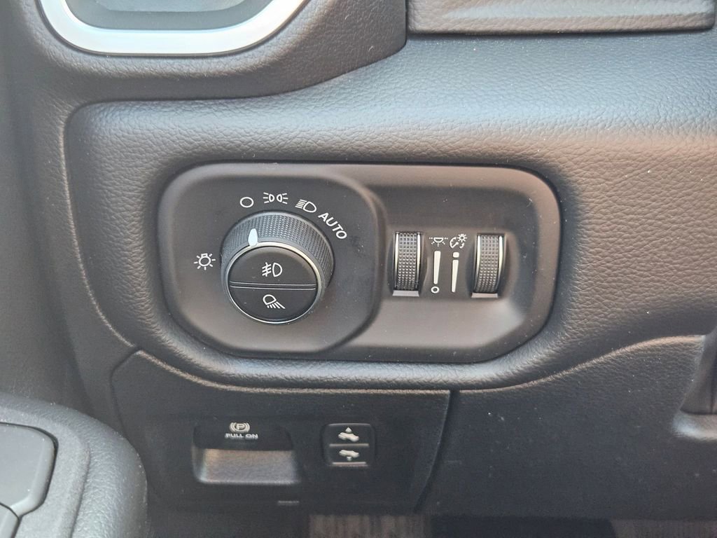 New 2026 RAM 1500 4x4 Crew Cab image 18