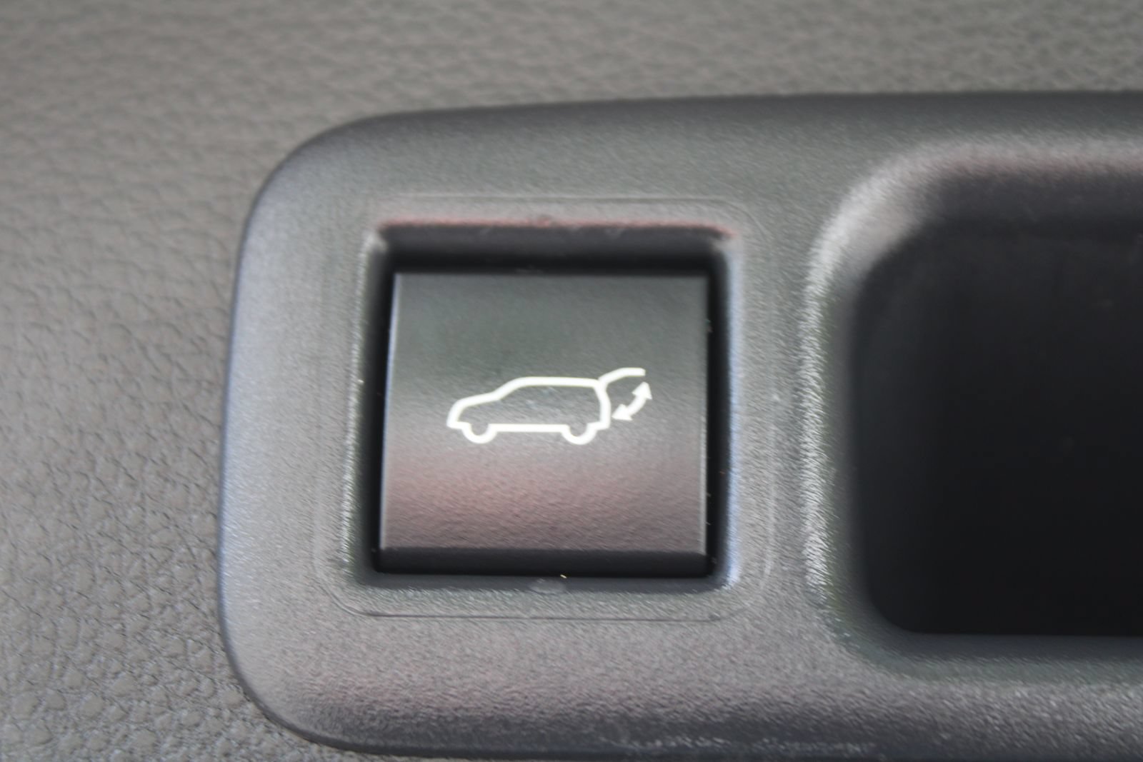 Used 2024 Toyota Highlander LE FWD image 12