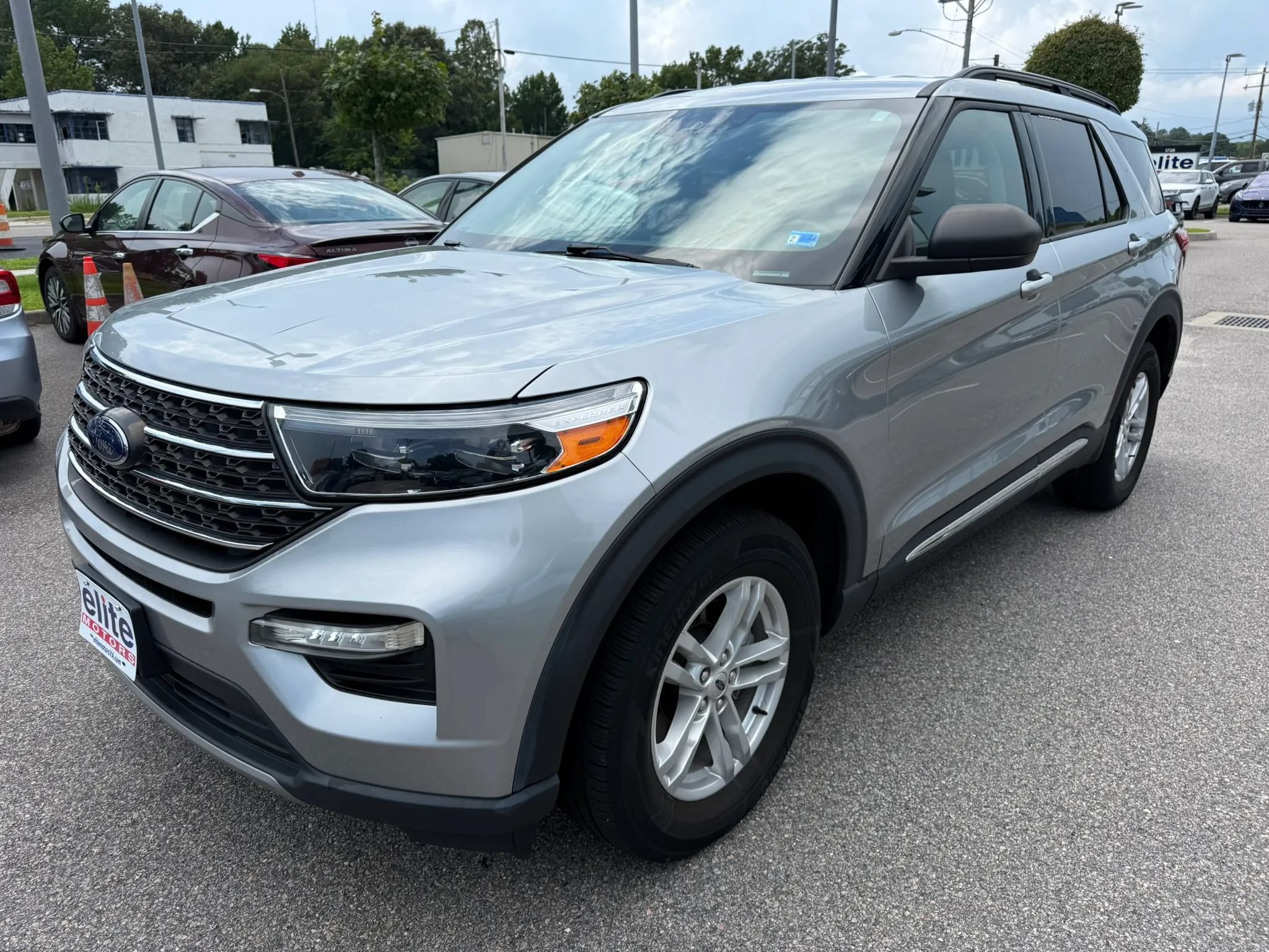 Used 2022 Ford Explorer XLT w/ Equipment Group 202A AWD/4WD image 3