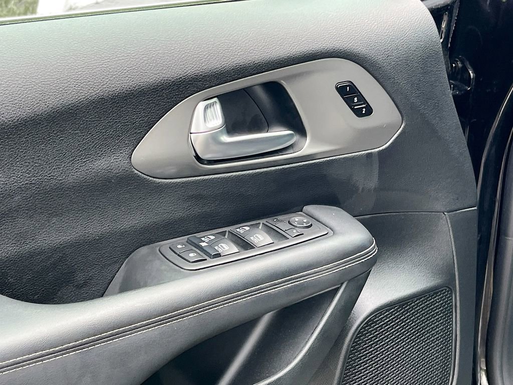 Certified 2025 Chrysler Pacifica Select image 17
