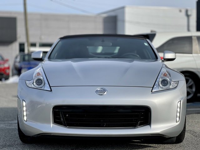 Used 2017 Nissan 370Z Roadster image 2