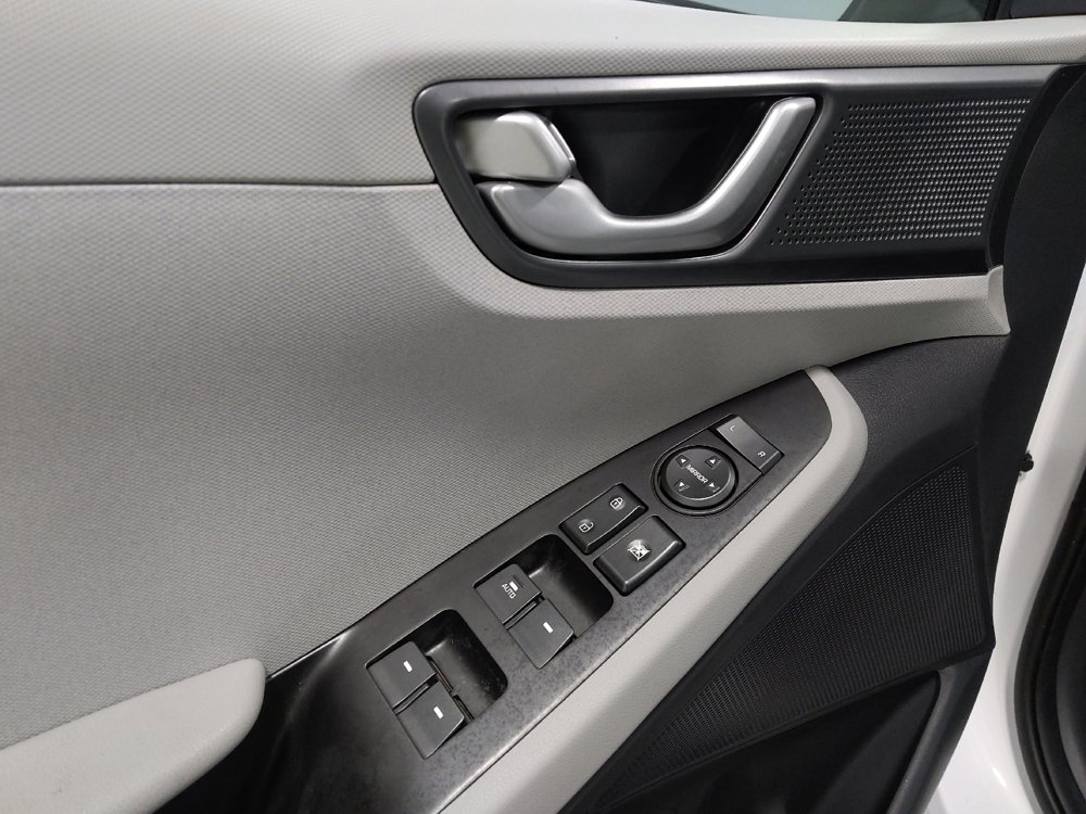 Used 2020 Hyundai Ioniq SE image 27