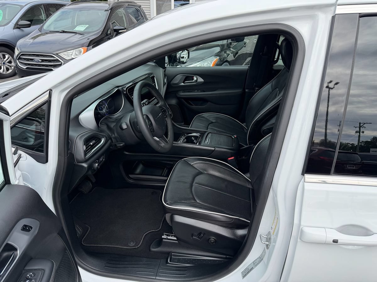Used 2026 Chrysler Pacifica Limited FWD image 4