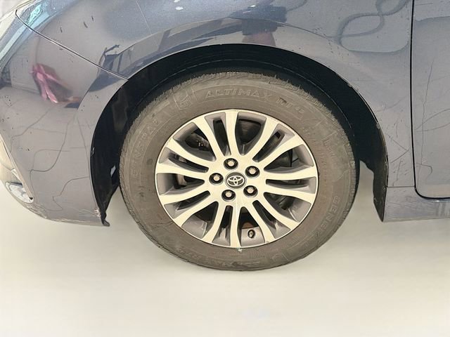 Used 2018 Toyota Sienna XLE FWD image 25