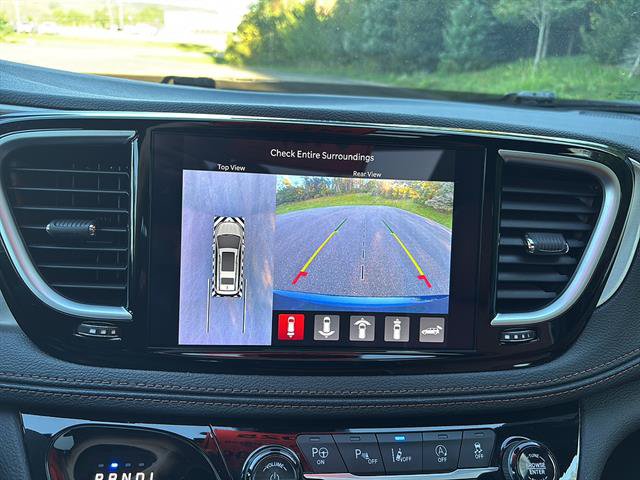 Used 2025 Chrysler Pacifica Pinnacle AWD/4WD image 22