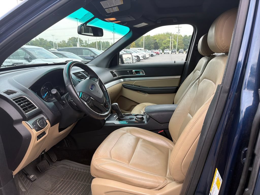 Used 2017 Ford Explorer XLT w/ Equipment Group 202A AWD/4WD image 10
