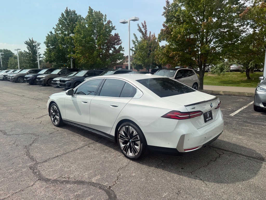 Used 2024 BMW 530i xDrive w/ Premium Package AWD/4WD image 8