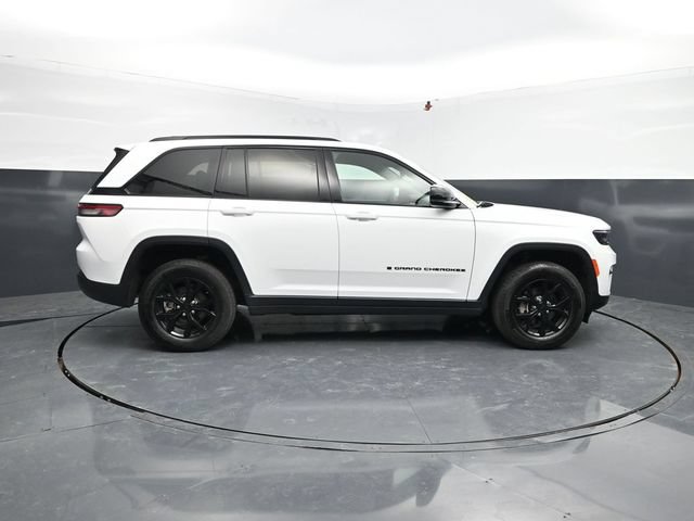 Used 2025 Jeep Grand Cherokee Altitude AWD/4WD image 11