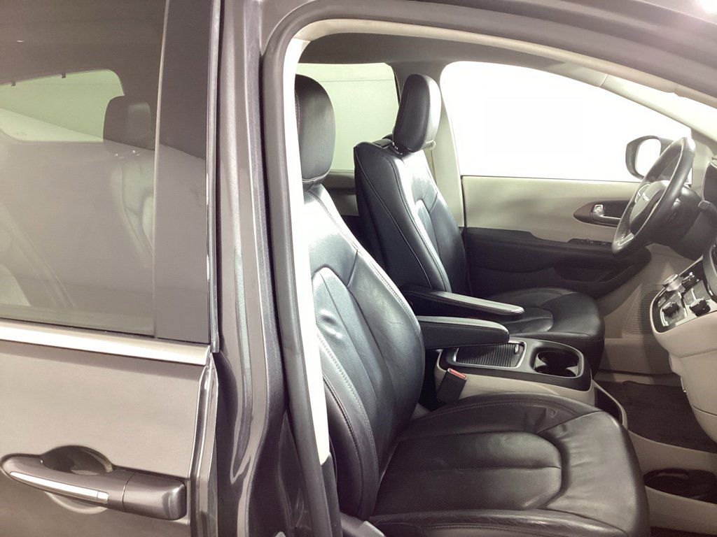 Used 2019 Chrysler Pacifica Touring-L Plus w/ Tire & Wheel Group image 8