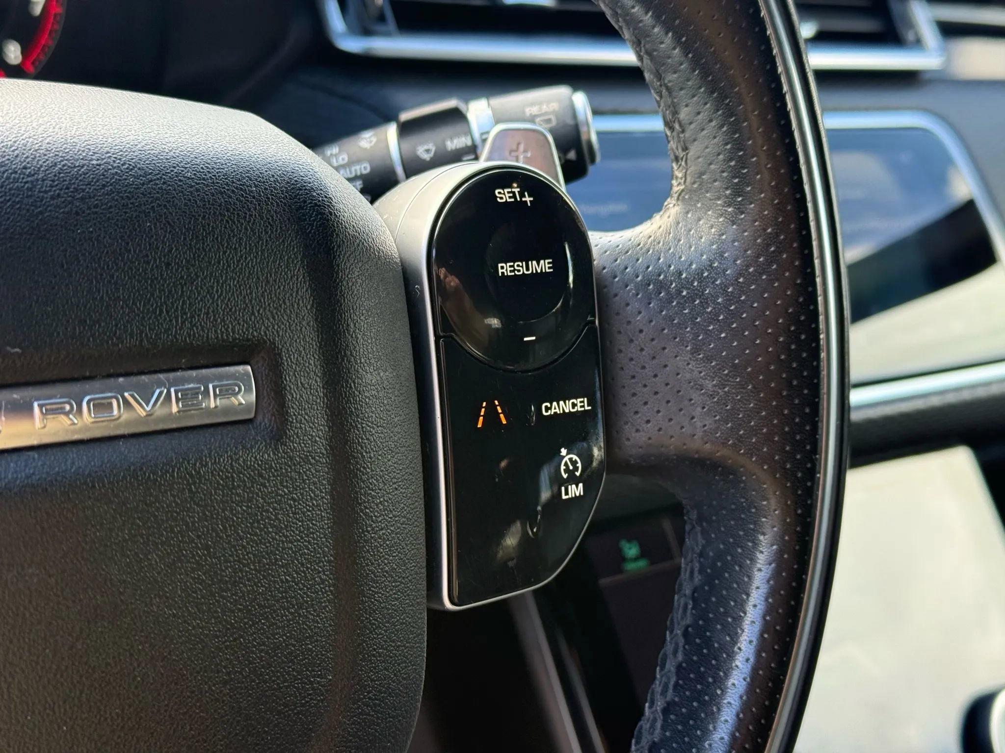 Used 2018 Land Rover Range Rover Velar R-Dynamic SE image 27