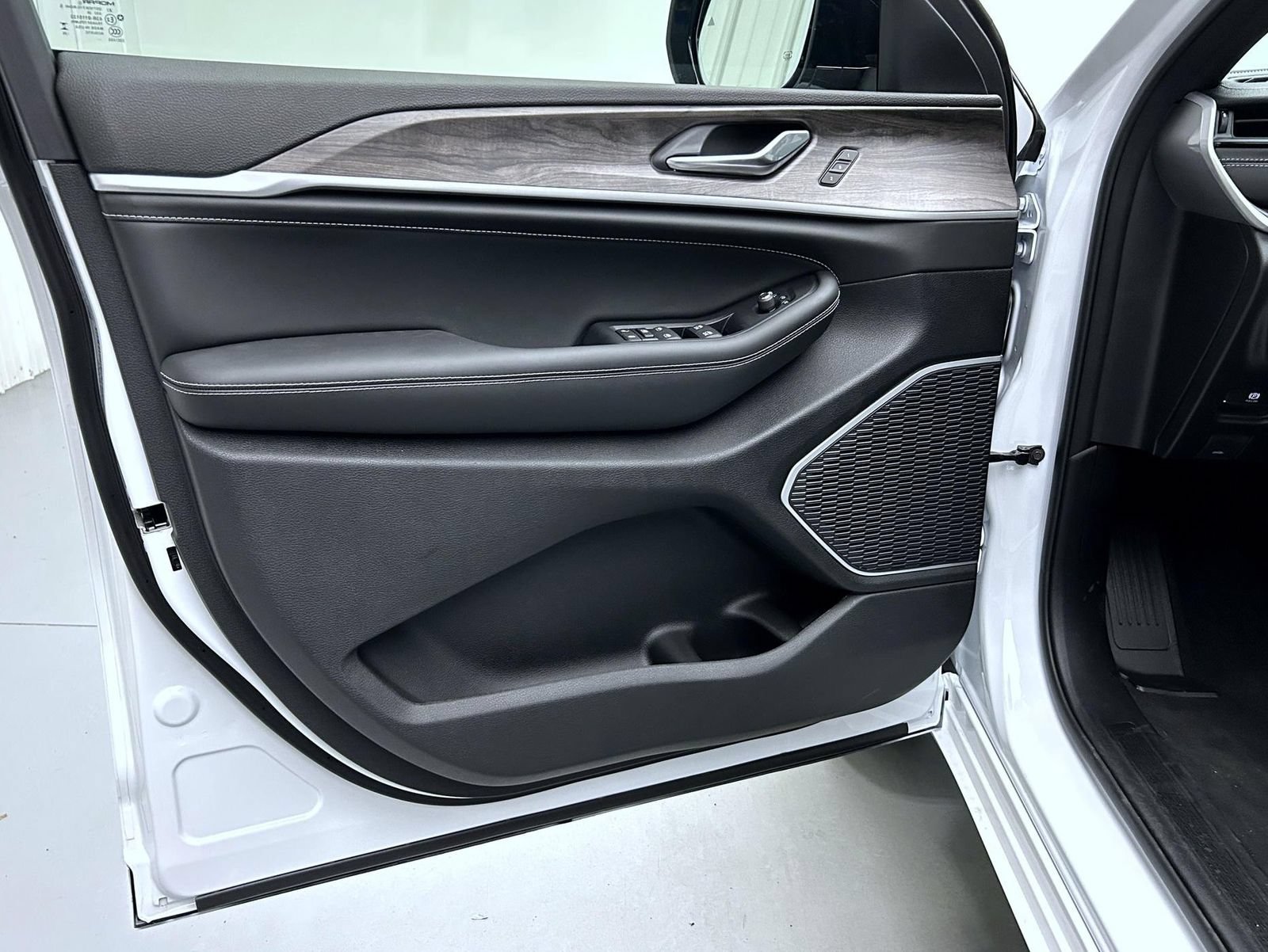 New 2026 Jeep Grand Cherokee L Limited AWD/4WD image 9