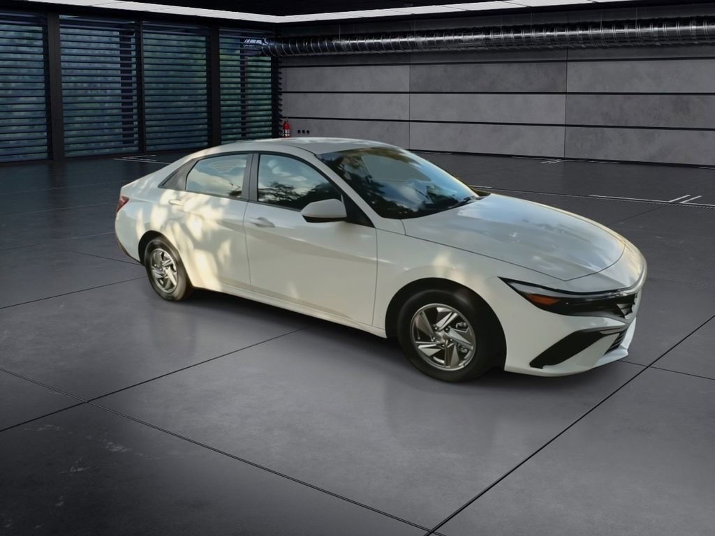 Used 2026 Hyundai Elantra SE image 2