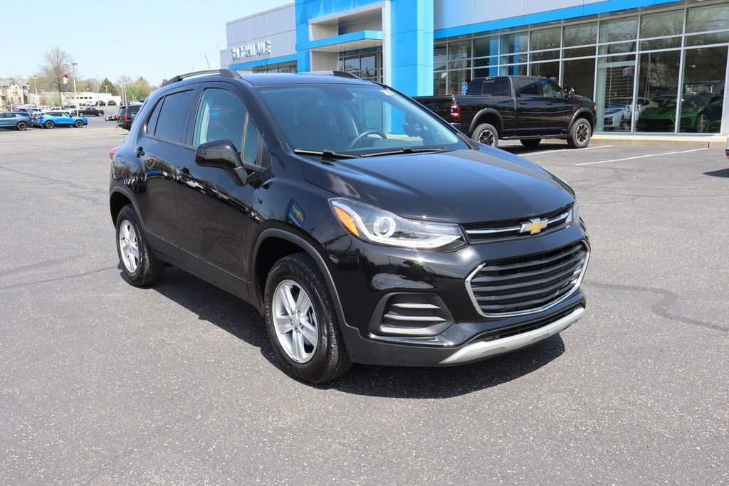 Used 2022 Chevrolet Trax LT w/ LT Convenience Package image 2