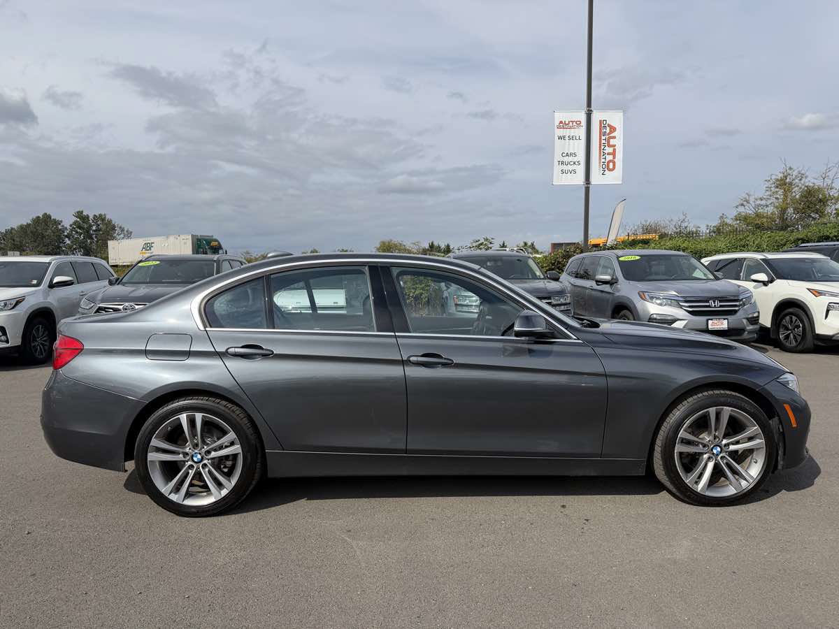 Used 2018 BMW 330i xDrive Sedan AWD/4WD image 9