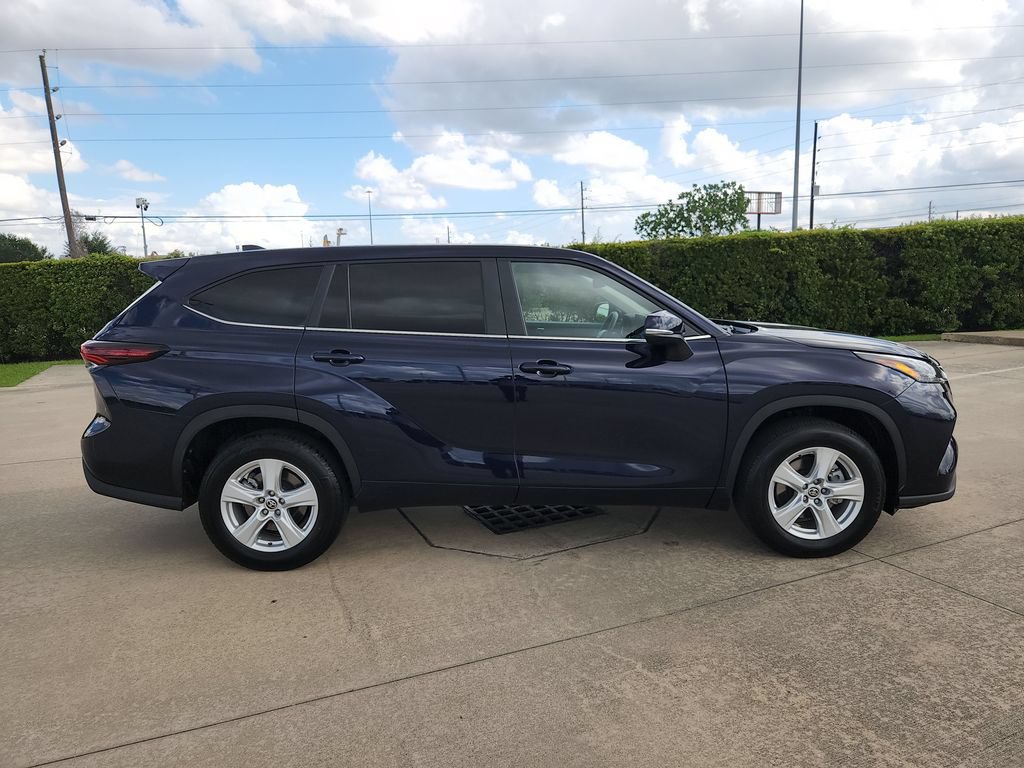 Used 2025 Toyota Highlander LE FWD image 4