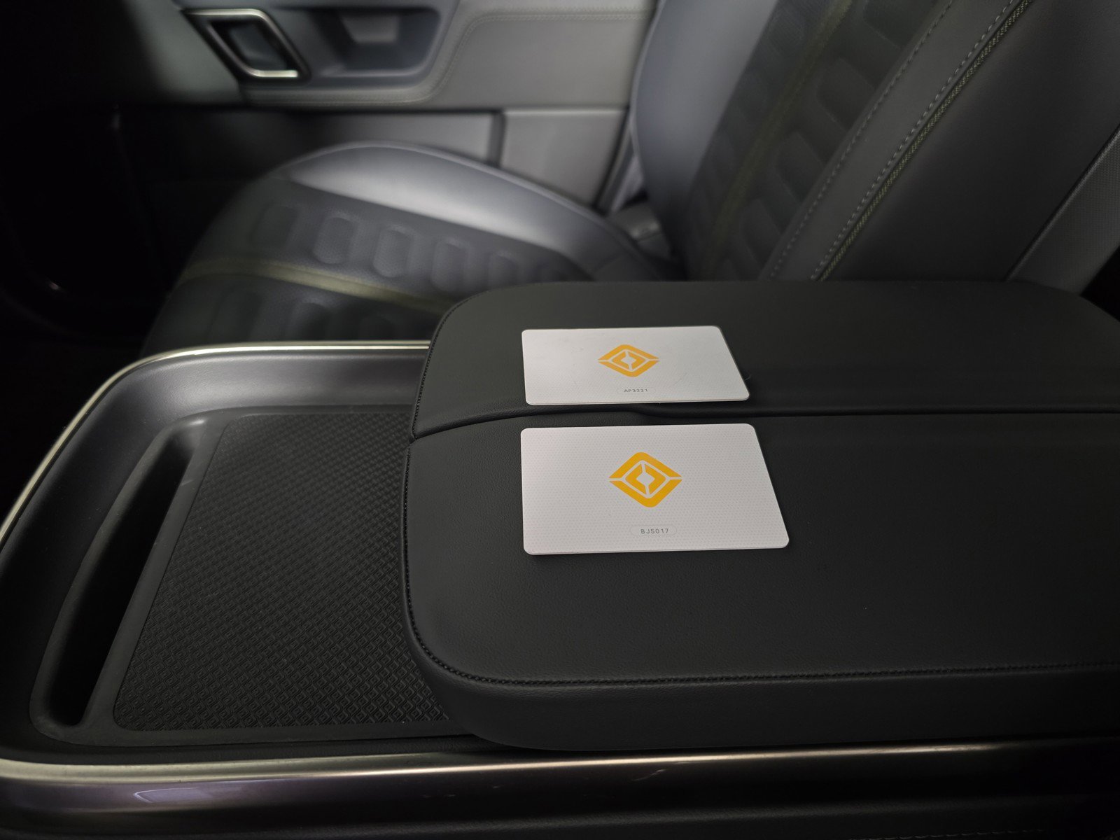 Used 2024 Rivian R1S Adventure image 31