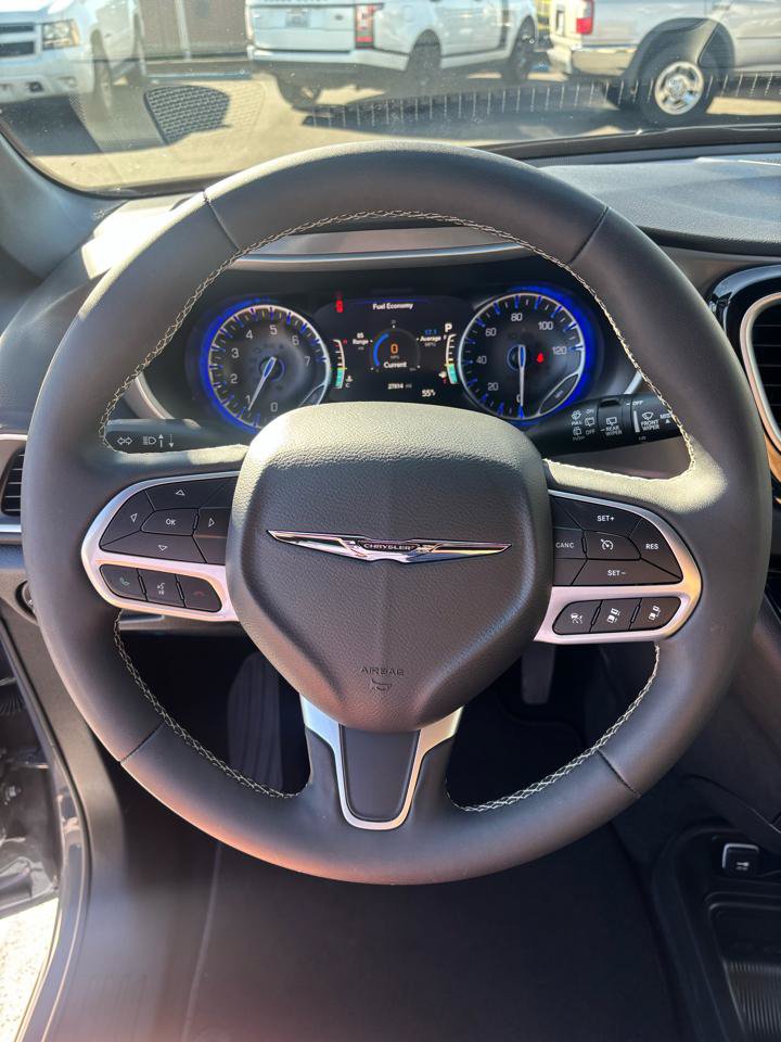 Used 2025 Chrysler Pacifica Select FWD image 12