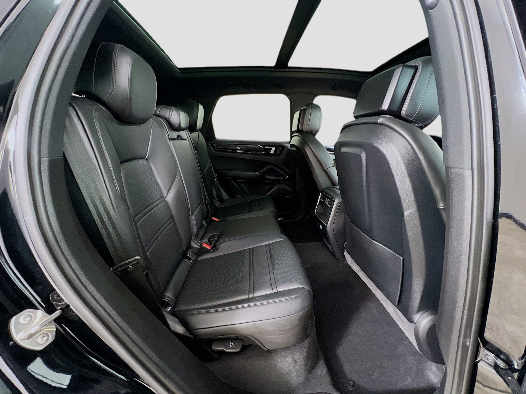 Used 2023 Porsche Cayenne Platinum Edition image 29