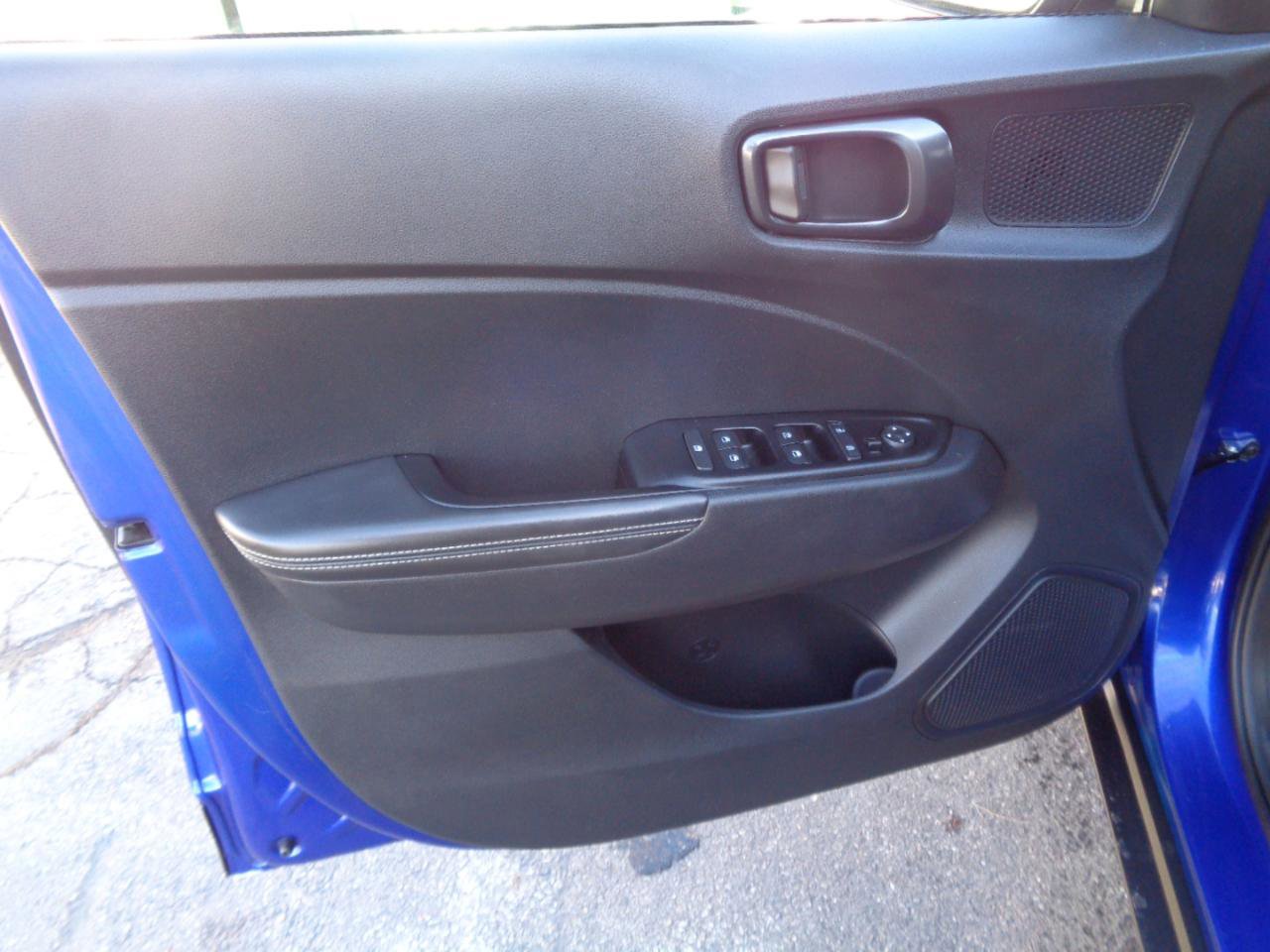 Used 2023 Hyundai Venue Limited image 20