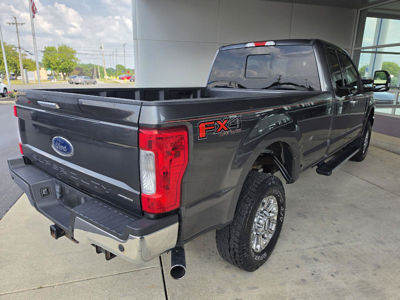 Used 2017 Ford F250 XLT w/ XLT Premium Package AWD/4WD image 5