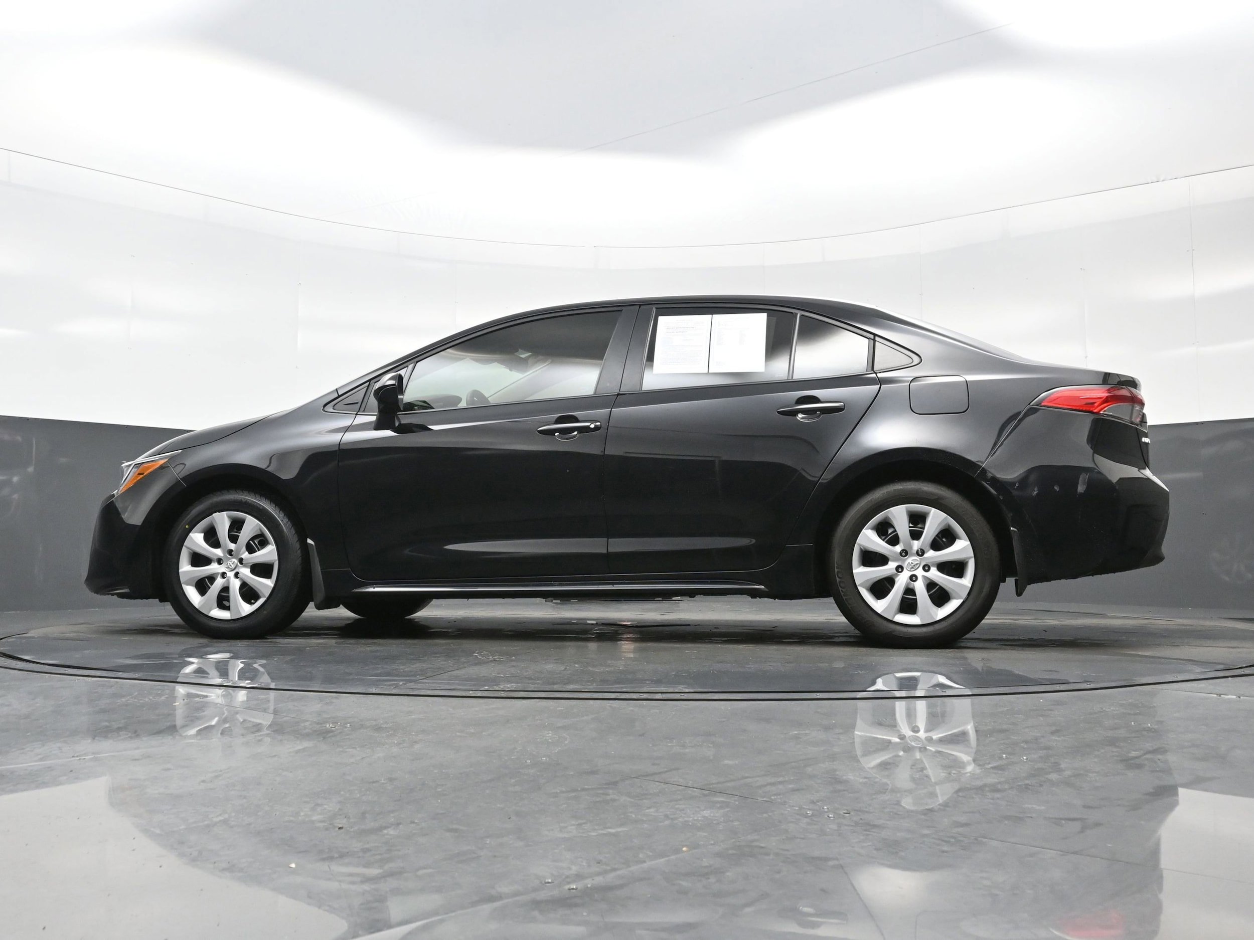 Used 2025 Toyota Corolla LE FWD image 27