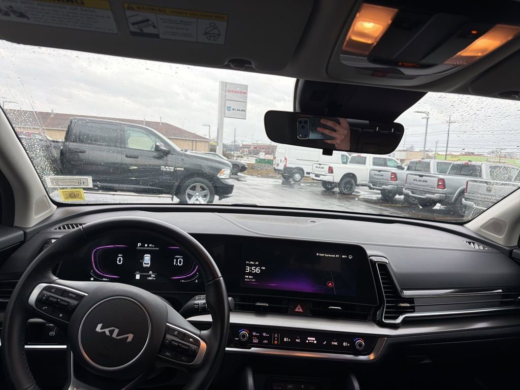 Used 2025 Kia Sportage EX image 3