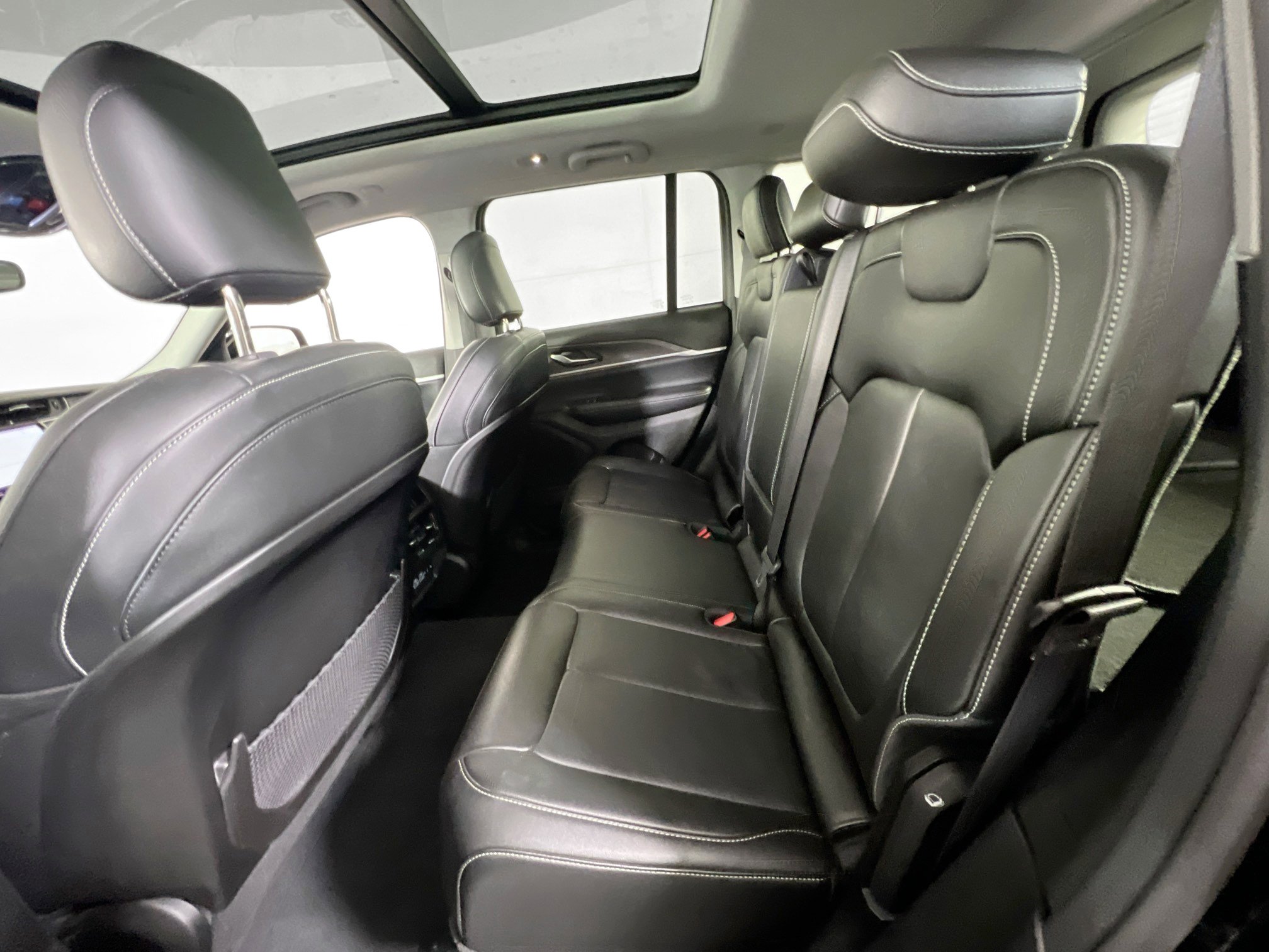 Used 2023 Jeep Grand Cherokee Limited AWD/4WD image 25