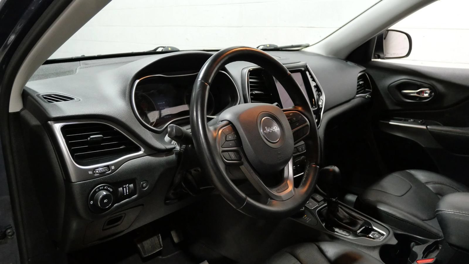 Used 2019 Jeep Cherokee Limited AWD/4WD image 8