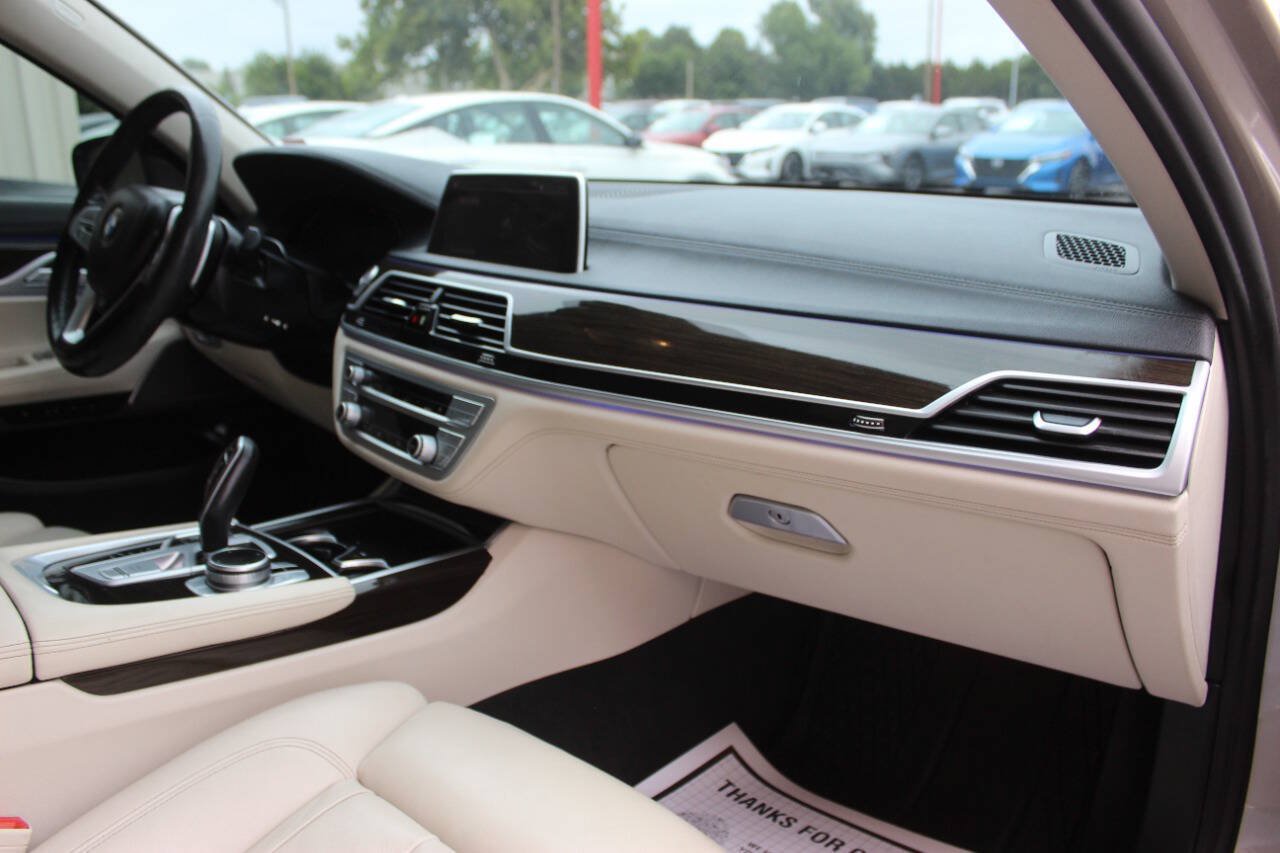 Used 2022 BMW 740i xDrive AWD/4WD image 24