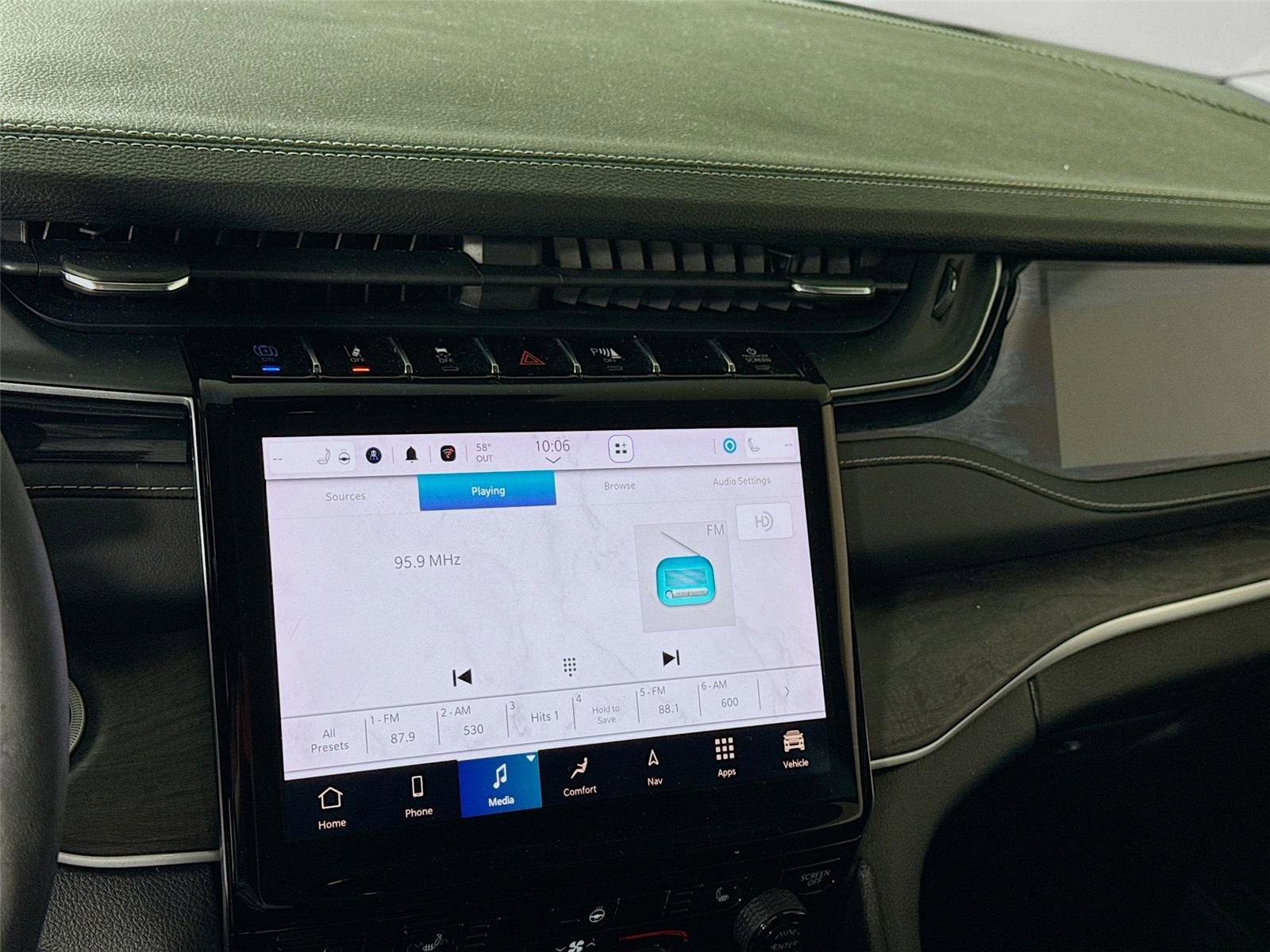 Used 2023 Jeep Grand Cherokee 4WD 4xe image 9