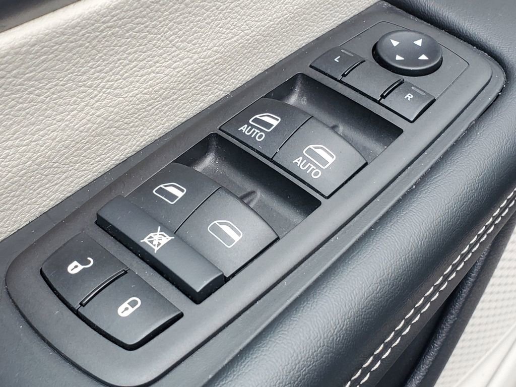 Used 2024 Chrysler Pacifica Touring-L image 14