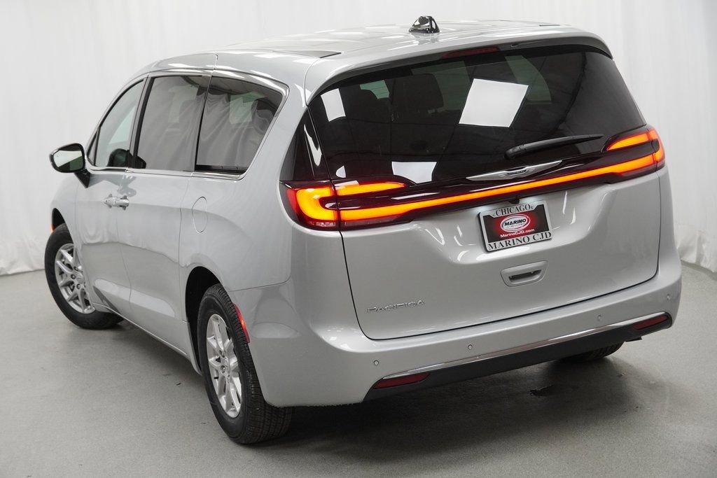 New 2026 Chrysler Pacifica Select image 12