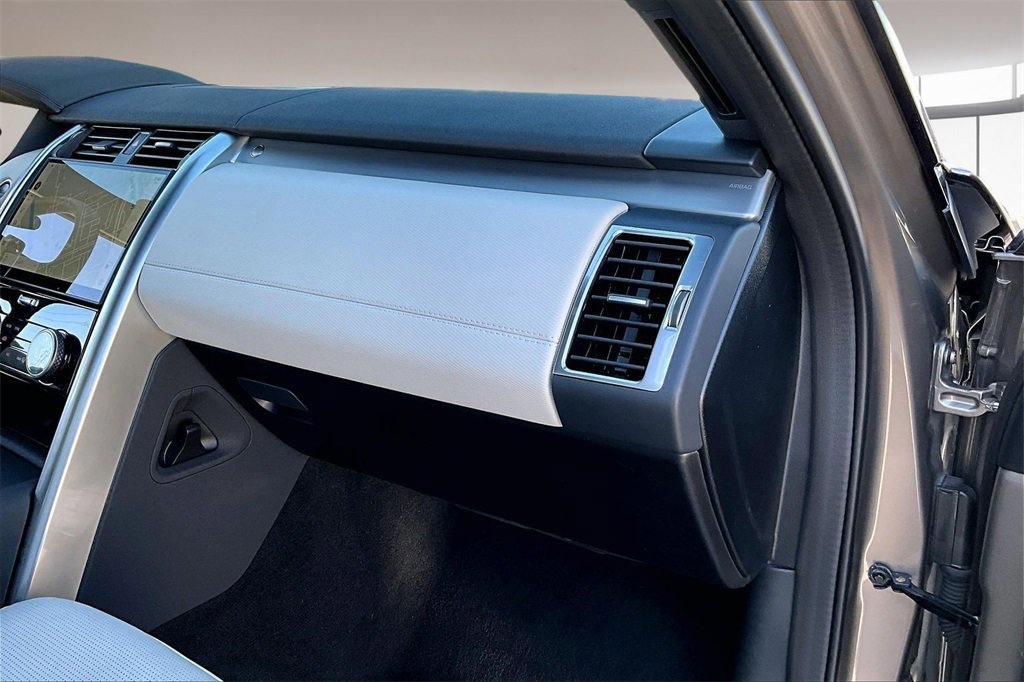 Used 2024 Land Rover Discovery Dynamic SE image 25