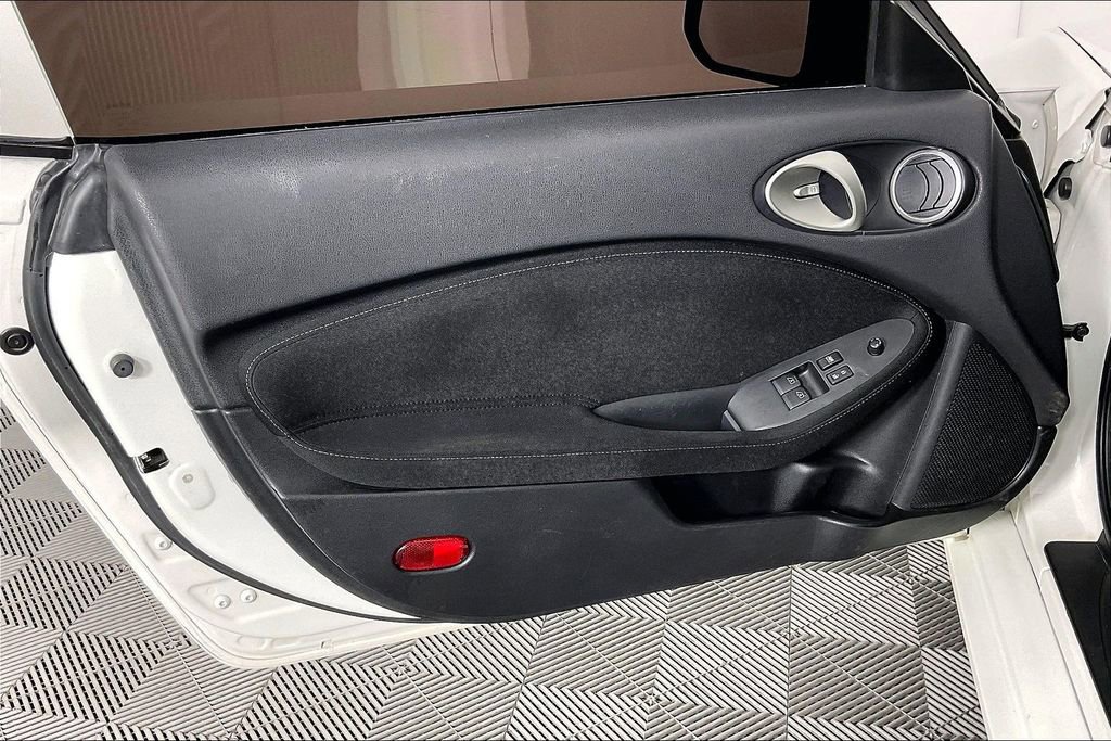 Used 2014 Nissan 370Z Coupe RWD image 23