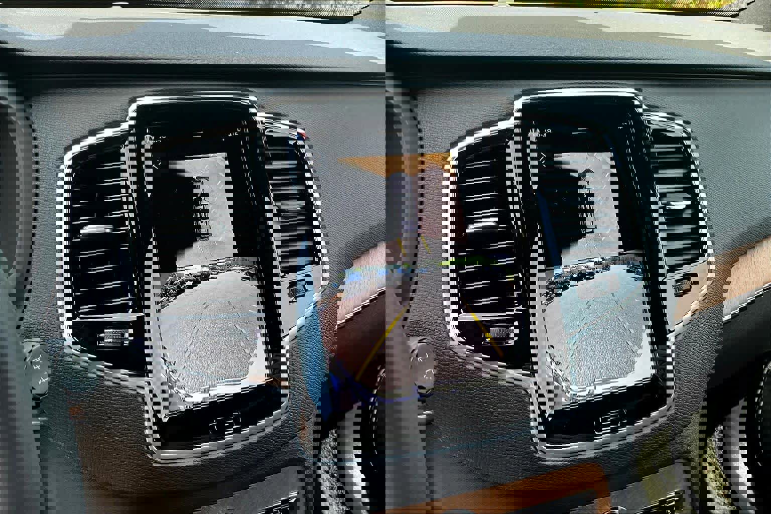 Used 2024 Volvo XC90 B6 Plus w/ Protection Package Premier image 31