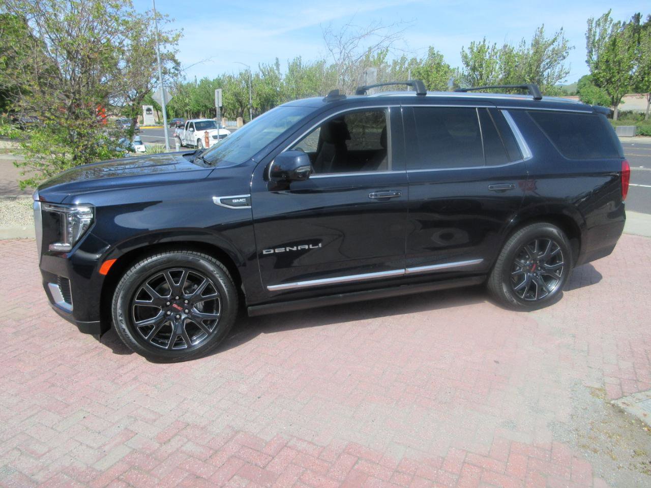 Used 2024 GMC Yukon Denali w/ Advanced Technology Package image 3