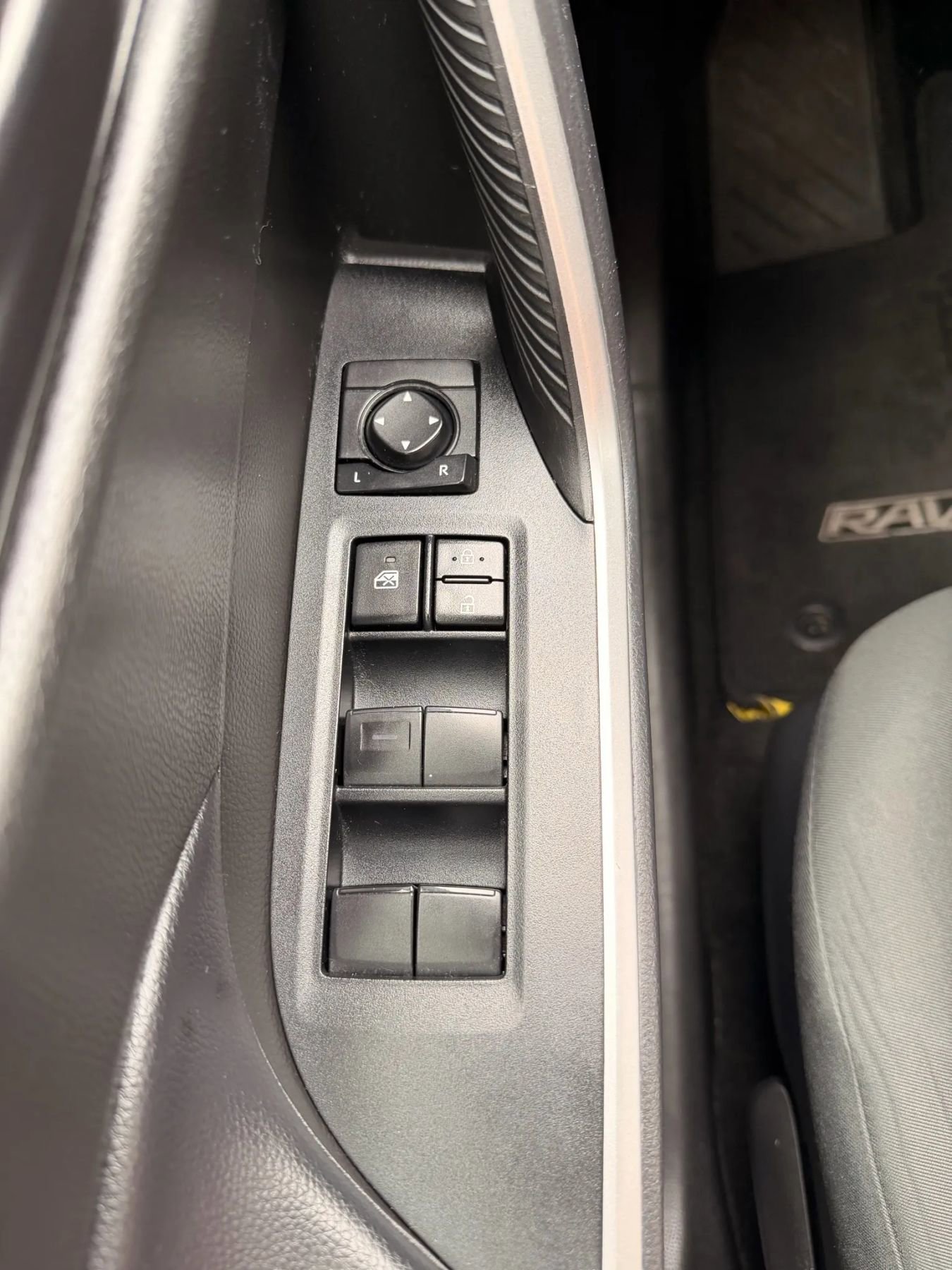 Used 2022 Toyota RAV4 LE w/ Carpet Mat Package (TMS) image 12