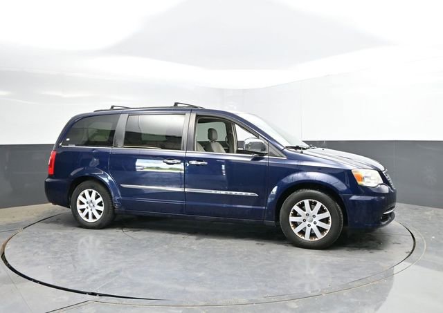 Used 2012 Chrysler Town & Country Touring-L w/ Entertainment Group #2 FWD image 3