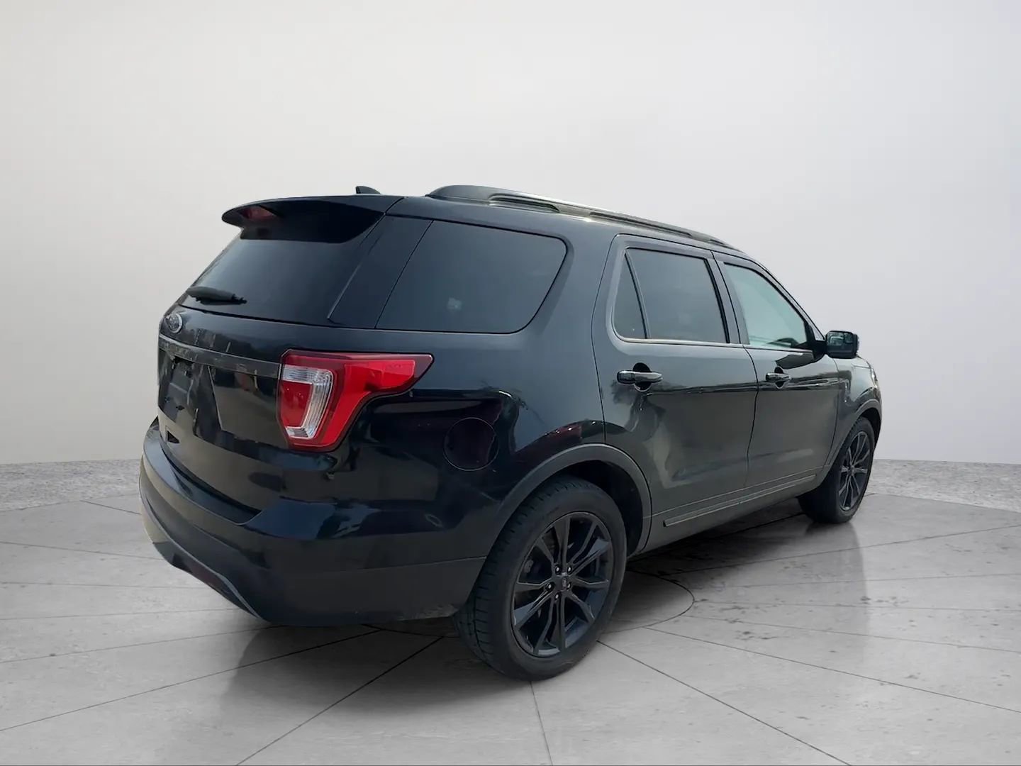 Used 2017 Ford Explorer XLT w/ Equipment Group 202A image 5