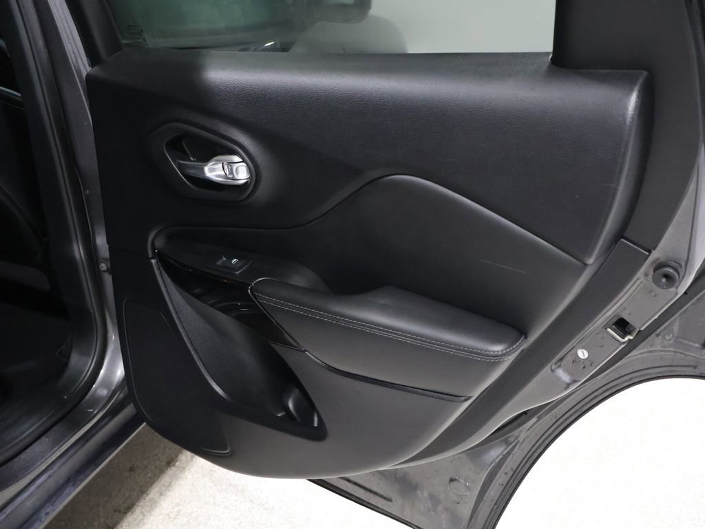 Used 2023 Jeep Cherokee Altitude Lux image 23